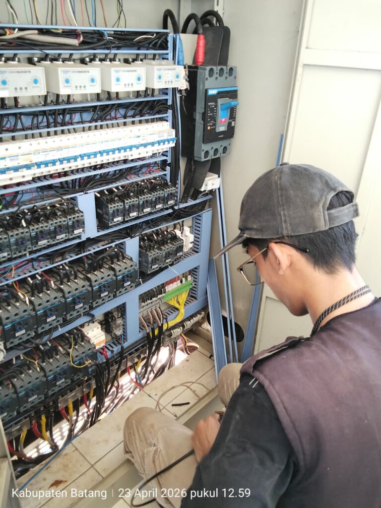 Proses pemasangan penangkal lonjakan volt arrester